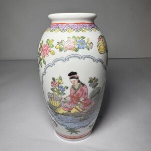 Beautiful Vintage Hand Painted Chinese Famille Rose Vase